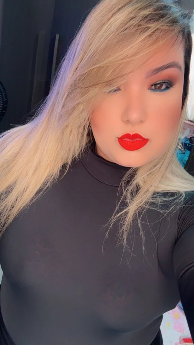 Brunna Sousa em blusa preta