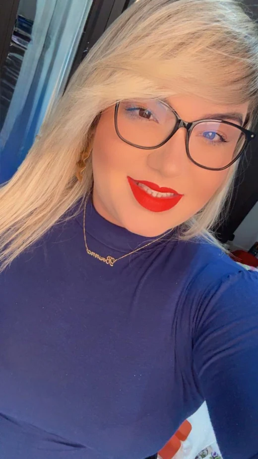 Brunna Sousa em blusa azul